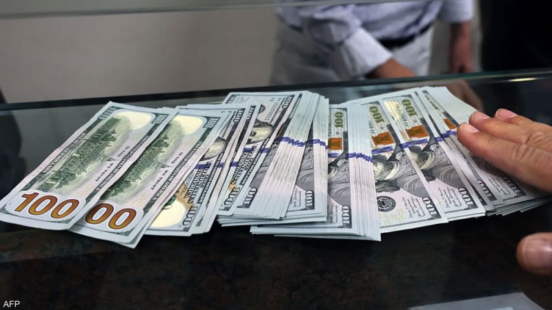 الدولار يتكبد خسائر مع وصول الفائدة الأميركية إلى ذروتها