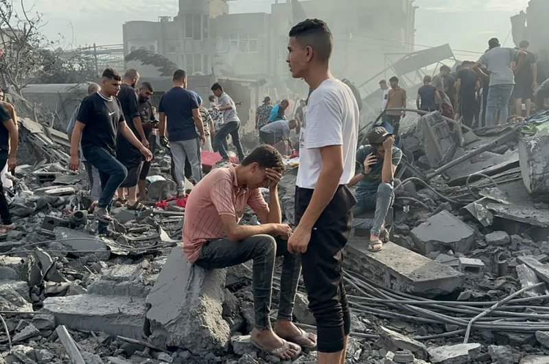 قصف إسرائيلي على غزة.. والدبابات تحاصر المستشفى الإندونيسي ومولداته تعمل بزيت الطعام