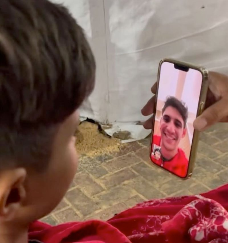 ياسين بونو يلبي طلب طفل فلسطيني جريح بحرب غزة