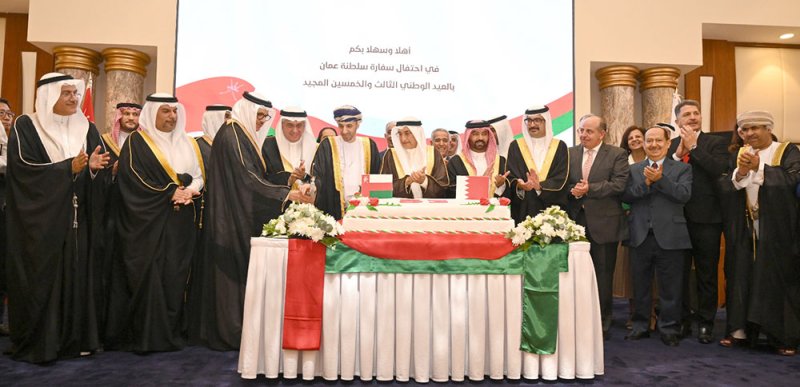 الشيخ خالد بن عبد الله يحضر احتفال السفارة العمانية بالعيد الوطني