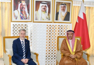 محافظ المحرق يؤكد على عمق العلاقات البحرينية البريطانية