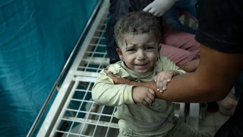 قبل ساعات من بدء الهدنة.. إسرائيل تجدد غاراتها على قطاع غزة