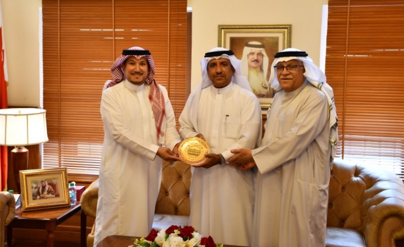 رئيس المحكمة الدستورية يستقبل عضو مجلس إدارة مركز التحكيم التجاري لدول مجلس التعاون