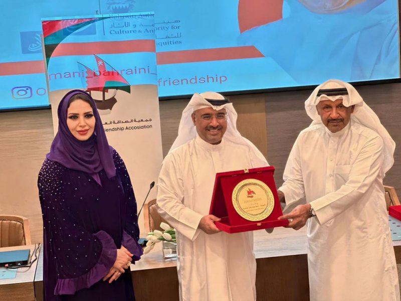 مستشار جلالة الملك لشؤون الشباب والرياضة يشارك في محاضرة العلاقات البحرينية العمانية من منظور اجتماعي
