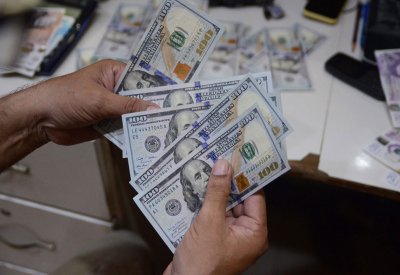 الدولار الأميركي يتراجع مع التوقعات بوصول الفائدة لذروتها