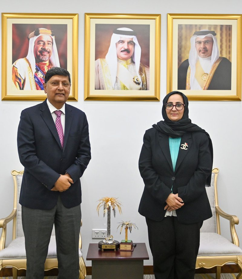 وزيرة الصحة تستقبل الرئيس التنفيذي لمستشفى الإرسالية الأمريكية بالبحرين