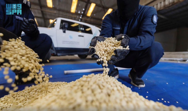 بالفيديو: السعودية تحبط تهريب 416 ألف حبة كبتاغون