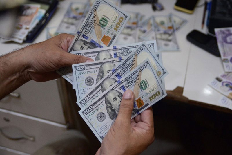 الدولار الأميركي يتراجع مع التوقعات بوصول الفائدة لذروتها