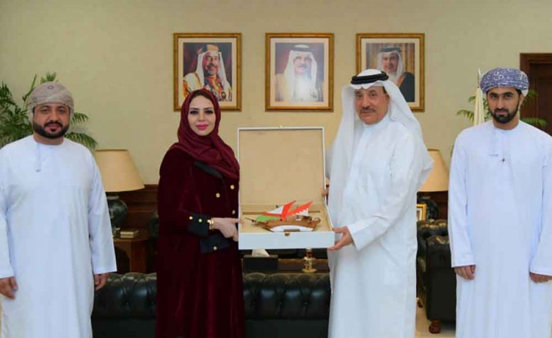 وزير العمل يلتقي رئيس جمعية الصداقة العمانية البحرينية