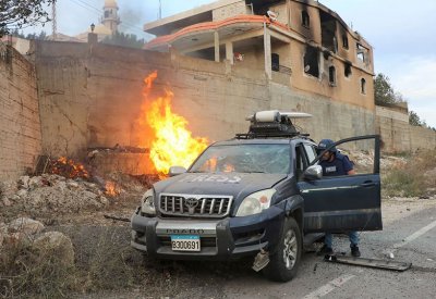 سكان حدود لبنان يعودون بعد وقف هش لإطلاق النار