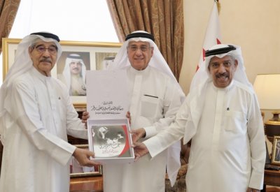 مستشار جلالة الملك لشؤون الإعلام يتسلم كتاب "جاسم مندي سفير التحكيم البحريني"