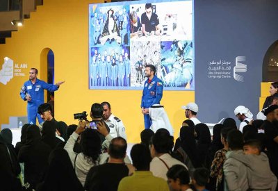 هزاع المنصوري وسلطان النيادي يقدمان تجربتهما الفضائية للأطفال 