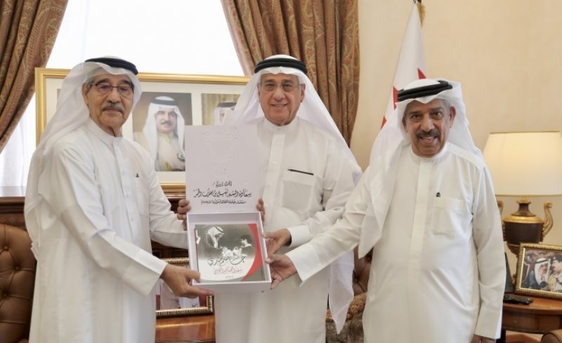 مستشار جلالة الملك لشؤون الإعلام يتسلم كتاب "جاسم مندي سفير التحكيم البحريني"