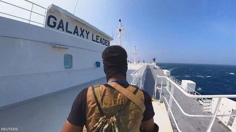 بعد تحرير سفينة قبالة اليمن.. إطلاق صواريخ على مدمرة أميركية