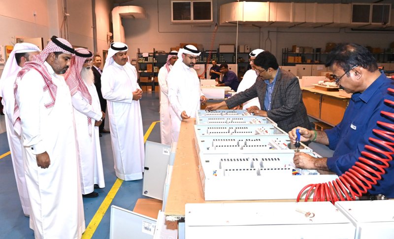 وزير الصناعة والتجارة يزور مقر مصنع العالمية للهندسة الكهربائية