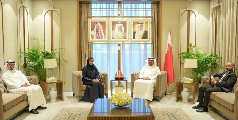 وزير المالية والاقتصاد الوطني يستقبل الموظفة فاطمة علي زايد