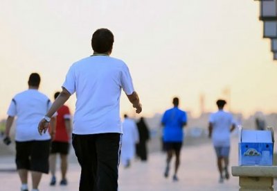 المشي بهذه الطريقة يقلل من الكرش.. فلتجربوها!