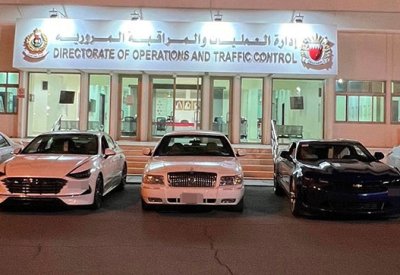 بالصورة: ضبط وحجز عدد من الأشخاص لاستعراضهم بمركباتهم في مدينة حمد