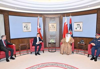 وزير الداخلية يبحث مع وزير النقل البريطاني تبادل الخبرات في مجال أمن المطارات والطيران