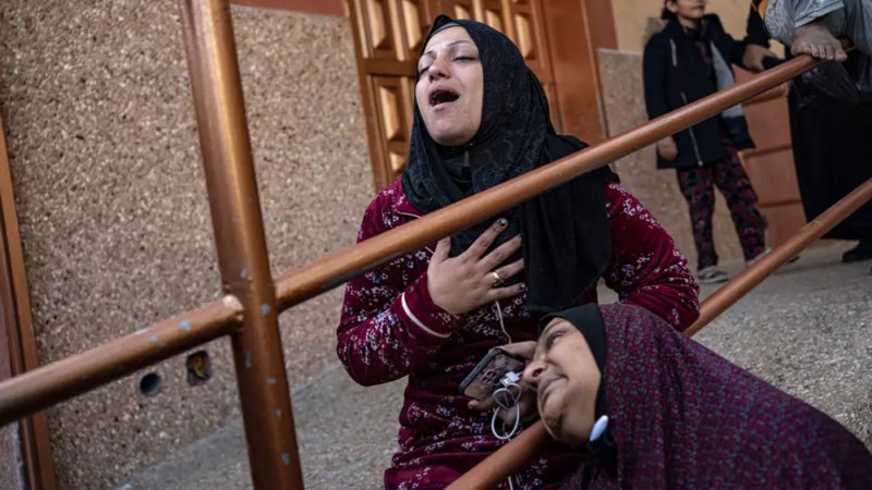 غارات إسرائيلية عنيفة على جنوب غزة.. ووسط القطاع ينزف