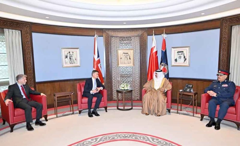 وزير الداخلية يبحث مع وزير النقل البريطاني تبادل الخبرات في مجال أمن المطارات والطيران