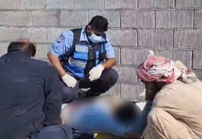 بالصور: سقوط حائط على عامل بناء.. والسبب سائق شاحنة