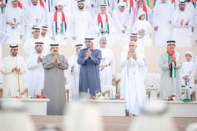 الملك المعظم ورئيس الإمارات والرئيس الموريتاني يشهدون “مسيرة الاتحاد”