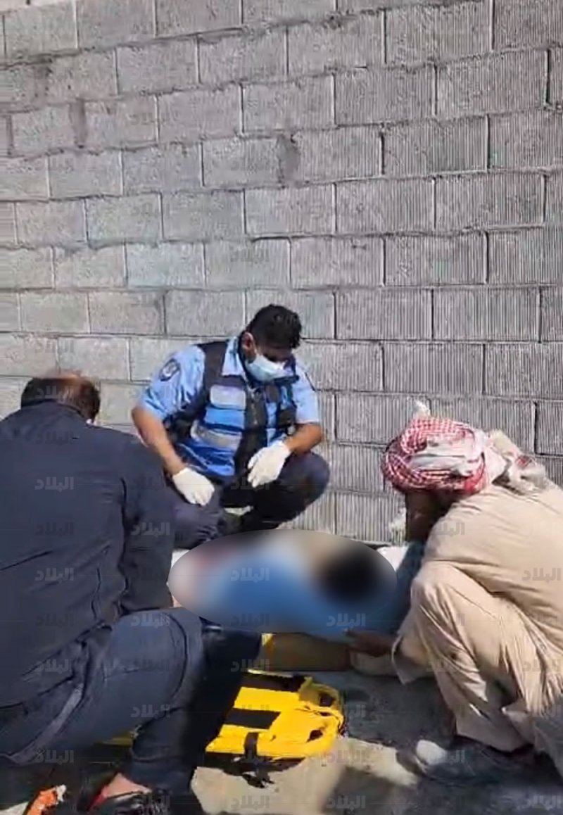 بالصور: سقوط حائط على عامل بناء.. والسبب سائق شاحنة
