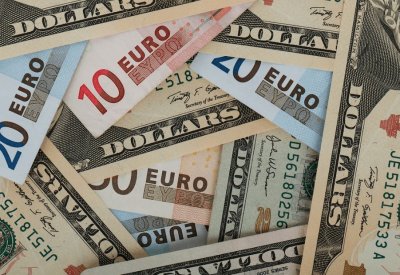 الدولار يوقف "رحلة الهبوط" بعد عمليات البيع المكثفة