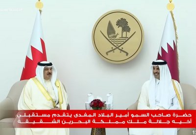 الملك المعظم يصل إلى الدوحة مترئسًا وفد البحرين إلى القمة الخليجية 44