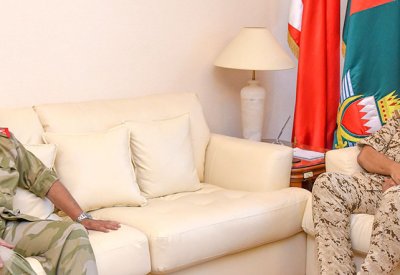 القائد العام لقوة دفاع البحرين يستقبل سمو رئيس الحرس الوطني