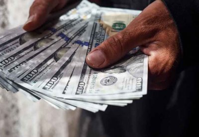 الدولار يتماسك قبيل صدور بيانات التوظيف الأميركية