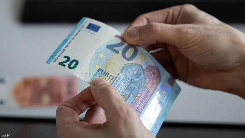 اليورو يتراجع مع زيادة الرهانات على خفض أسعار الفائدة