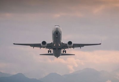 كاتب كويتي شهير يثير الجدل.. "دعاء السفر يرعب الركاب"