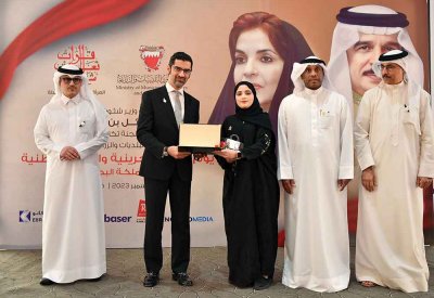 وزير "البلديات" يكرم الزميلة منال الشيخ