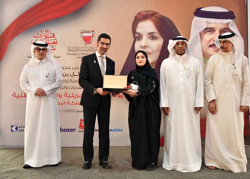 وزير "البلديات" يكرم الزميلة منال الشيخ