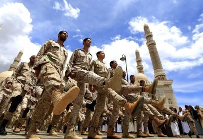 "رفضت التحذيرات".. الحوثي تتبنى استهداف ناقلة نرويجية