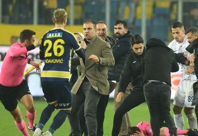 تعليق مباريات الدوري التركي إثر الاعتداء على حكم