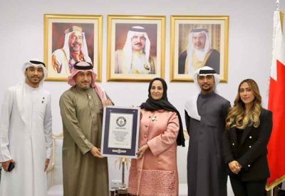 وزيرة الصحة تتسلم نسخة من شهادة دخول مملكة البحرين موسوعة غينيس للأرقام القياسية في اختبارات السمع