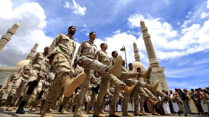"رفضت التحذيرات".. الحوثي تتبنى استهداف ناقلة نرويجية