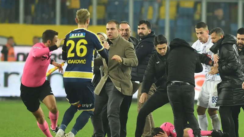 تعليق مباريات الدوري التركي إثر الاعتداء على حكم