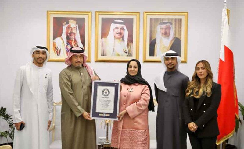 وزيرة الصحة تتسلم نسخة من شهادة دخول مملكة البحرين موسوعة غينيس للأرقام القياسية في اختبارات السمع