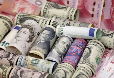 الدولار يحقق مكاسب طفيفة والأنظار على اجتماع الفيدرالي