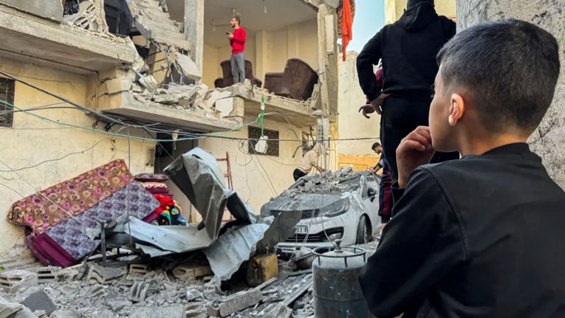 إسرائيل تواصل قصف خان يونس.. ومقتل قائد كتيبة في غزة
