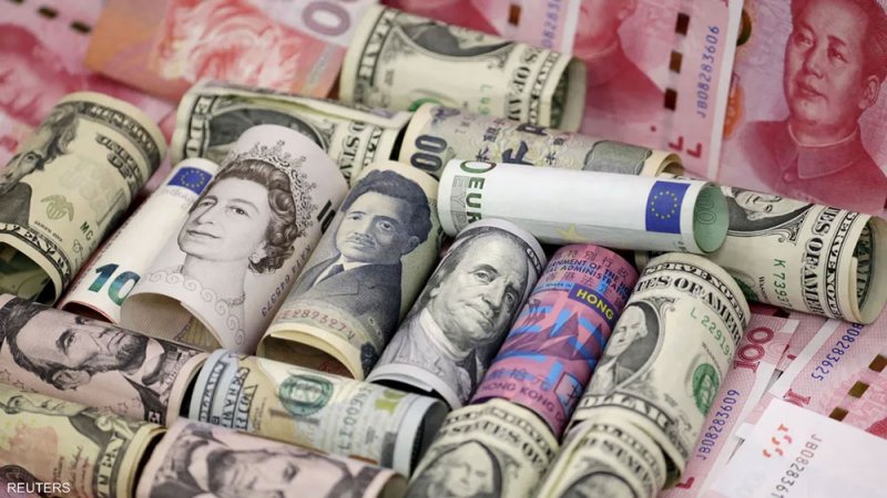 الدولار يحقق مكاسب طفيفة والأنظار على اجتماع الفيدرالي