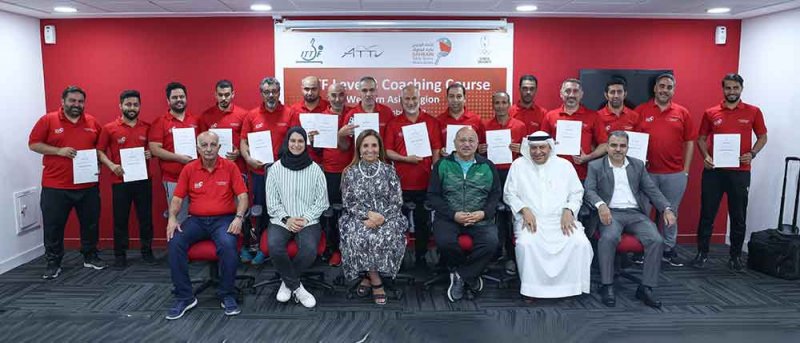 حياة بنت عبدالعزيز توزع الشهادات على المشاركين في الدورة التدريبية لكرة الطاولة