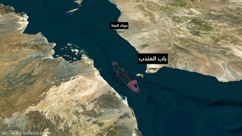 اشتعال النار في سفينة بالبحر الأحمر أصيبت بقذيفة