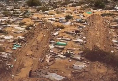 قوات إسرائيلية تدهس وتدمر عشرات القبور في غزة