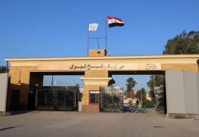 دخول شاحنات مساعدات إلى قطاع غزة عبر معبر رفح