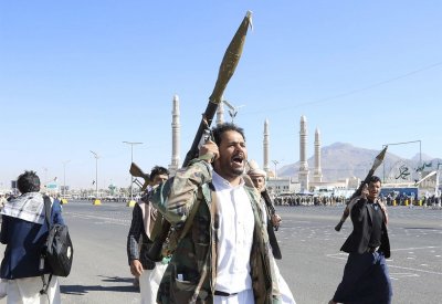بوليتيكو: الولايات المتحدة تدرس "خيارات الرد" على الحوثيين